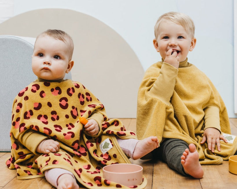 LIMITED EDITION “Boo“ Lätzchen – Leo Mustard