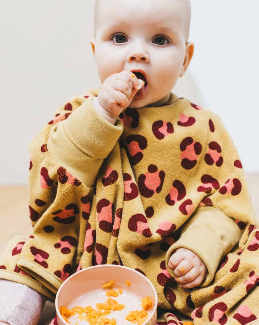 LIMITED EDITION “Boo“ Lätzchen – Leo Mustard